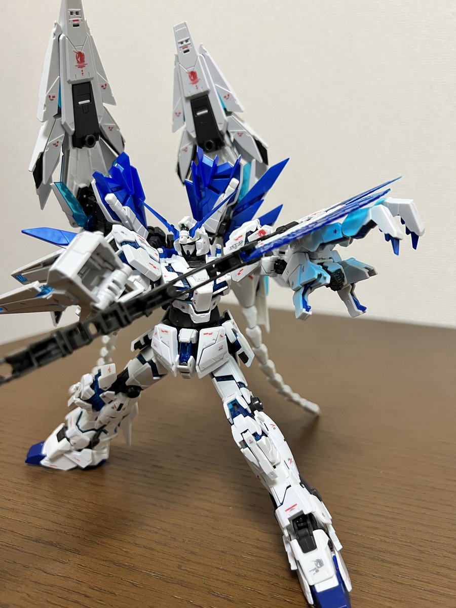 7Hpuh's tweet photo. ユニコーンガンダム完成。RGだけど結構ボリュームがあり作りごたえがあった。 https://t.co/LMpKq0UHvs