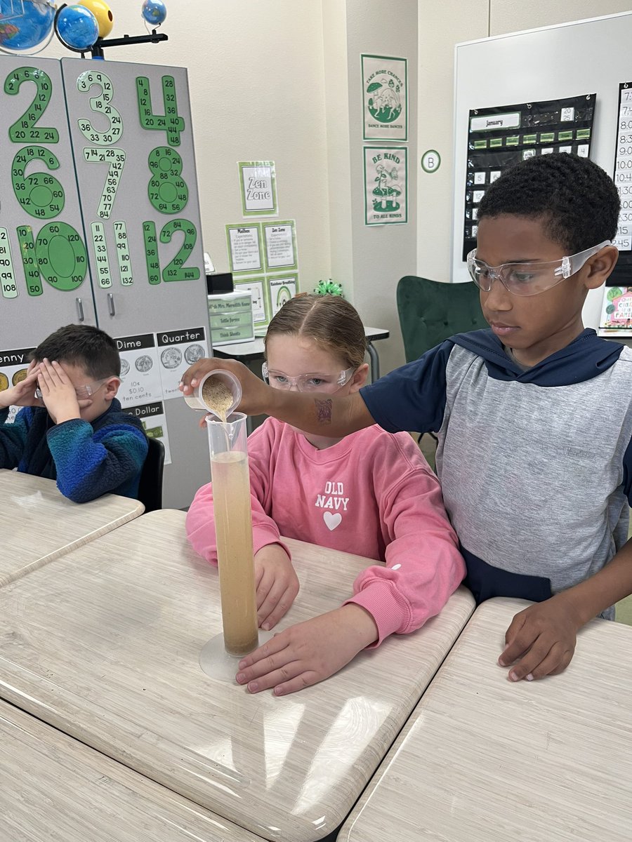 MrsMeredith345's tweet photo. Using water to identify soil composition! https://t.co/aGMcoTwveq