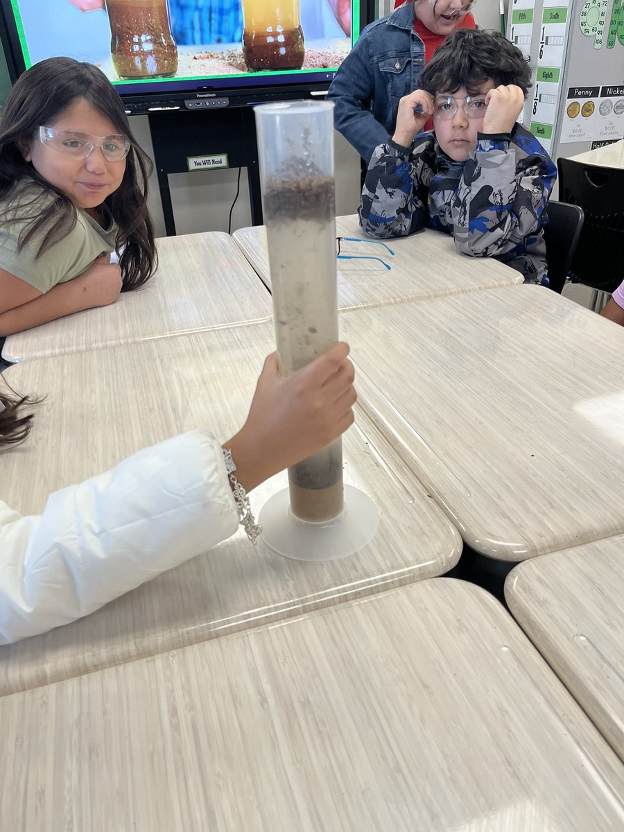 MrsMeredith345's tweet photo. Using water to identify soil composition! https://t.co/aGMcoTwveq