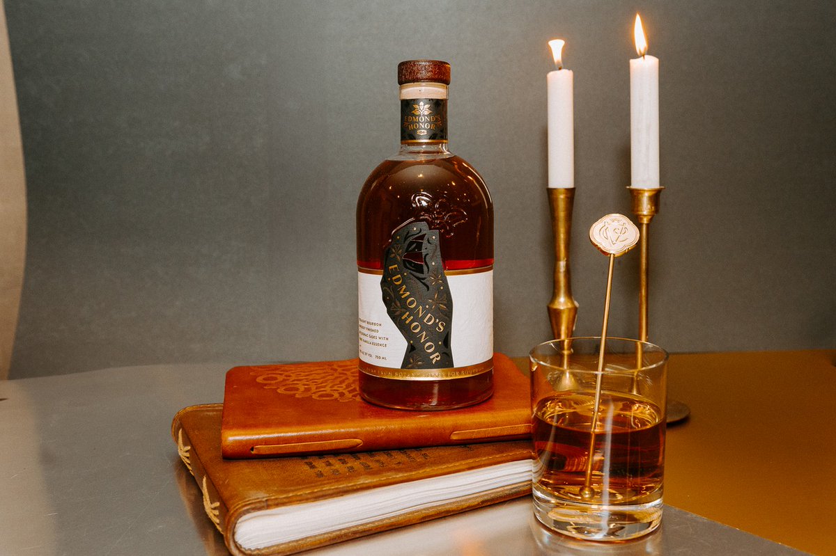 GACrown's tweet photo. Raise a glass to @edmondshonor 🥃 – a bourbon like no other. Finished in French Oak Cognac casks with a touch of Madagascar Vanilla, it offers a smooth sip of vanilla, cinnamon, and toasted oak.

#EdmondsHonor #BourbonLovers #VanillaFinish #WhiskeyTime #BourbonTasting https://t.co/Hkk4E9z0S7