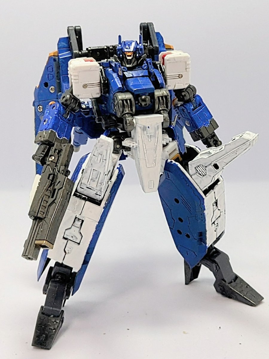 Bat47335070's tweet image. 制空戦術機動機兵
[ドゥーリンダルテ]制式採用型

カナード翼を廃し主翼も通常のVG翼に変更されているが、アビオニクスの更新や部材の変更により試作機と同等の性能発揮する
画像はとある天才パイロットの搭乗機で彼のパーソナルカラーで塗装されている
#ダイアクロン
#第二次スーパーダイアクロン大戦