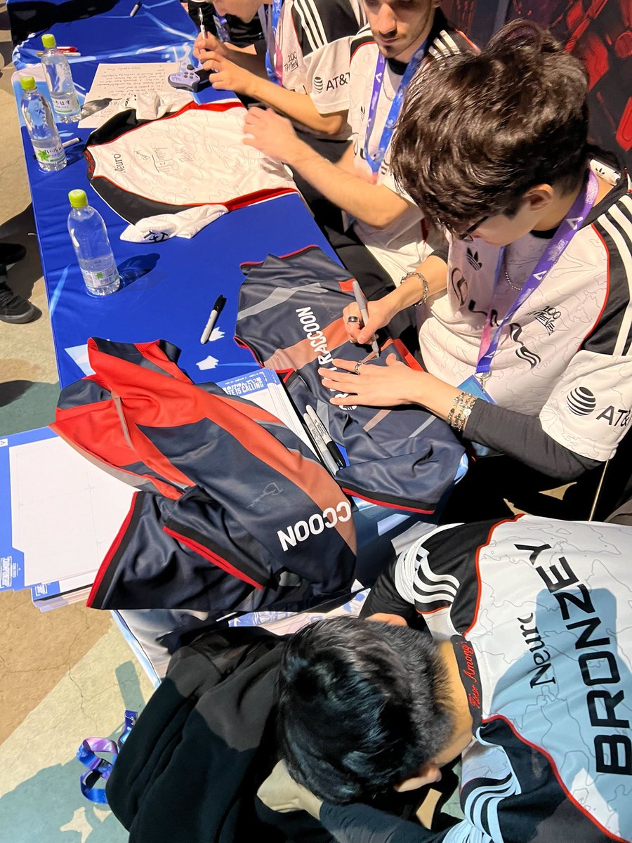 100T_Esports's tweet image. Thieves x Crazy Raccoon Giveaway 💯🦝
フォロー＆リツイートでプレゼント当選！

We'll be teaming up with @crazyraccoon406 to give away 4 signed jerseys, 2 at ALGS Sapporo, and 2 online for any fan around the world.

To enter:
Like + Repost
Follow @100T_Esports + @crazyraccoon406…