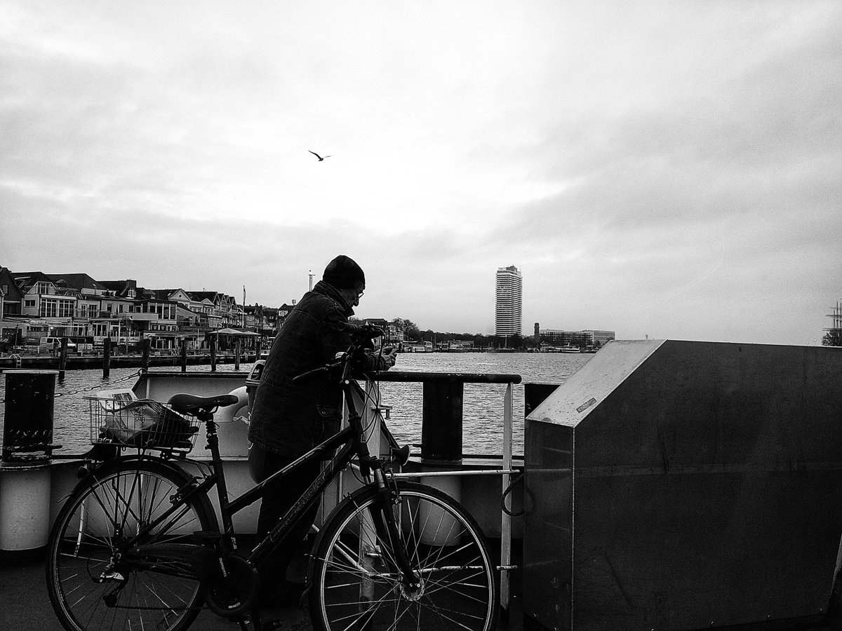 andrekpunkt's tweet photo. „Da draußen“ oder eben auf der teuersten Fähre der Welt. #priwall #maritim #campsnapcamera #campsnap #blackandwhite #photography https://t.co/5VaWxafysH