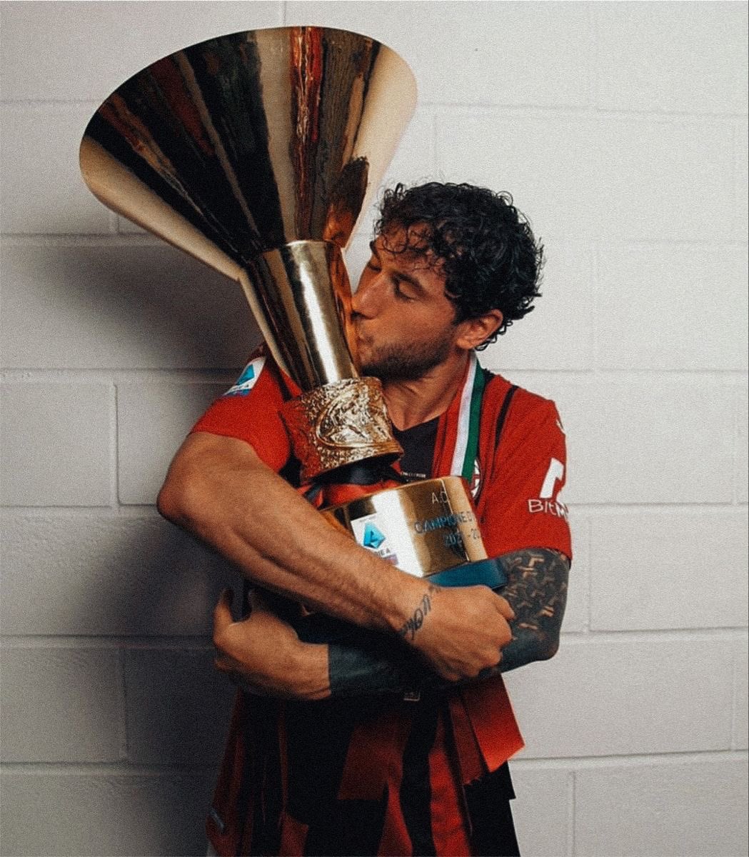 Cresciuto con noi e insieme a noi. 

Magari non è stato uno dei più forti eh però per la maglia lui ha sempre sudato e aldilà di tutte le voci che girano su di lui, sono dell’idea che non meritava di finire la sua carriera con noi, con il Milan,in questo modo. 

Grazie Davide❤️🖤