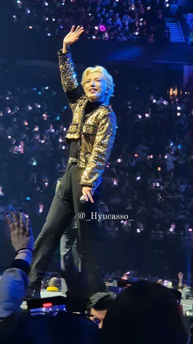 _Hyucasso_'s tweet photo. Can't believe I got to capture my favourite photo of joong ever. https://t.co/UnsQwrcq0A