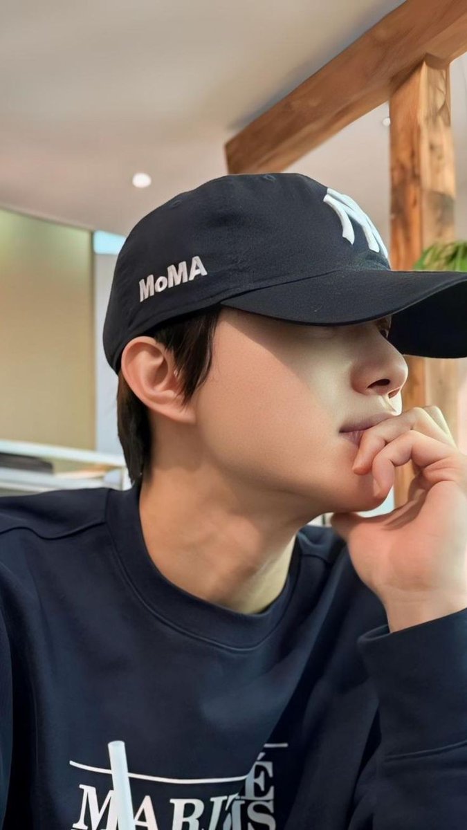 Jaga toko fotocopy 

-kim jungwoo few tweets au