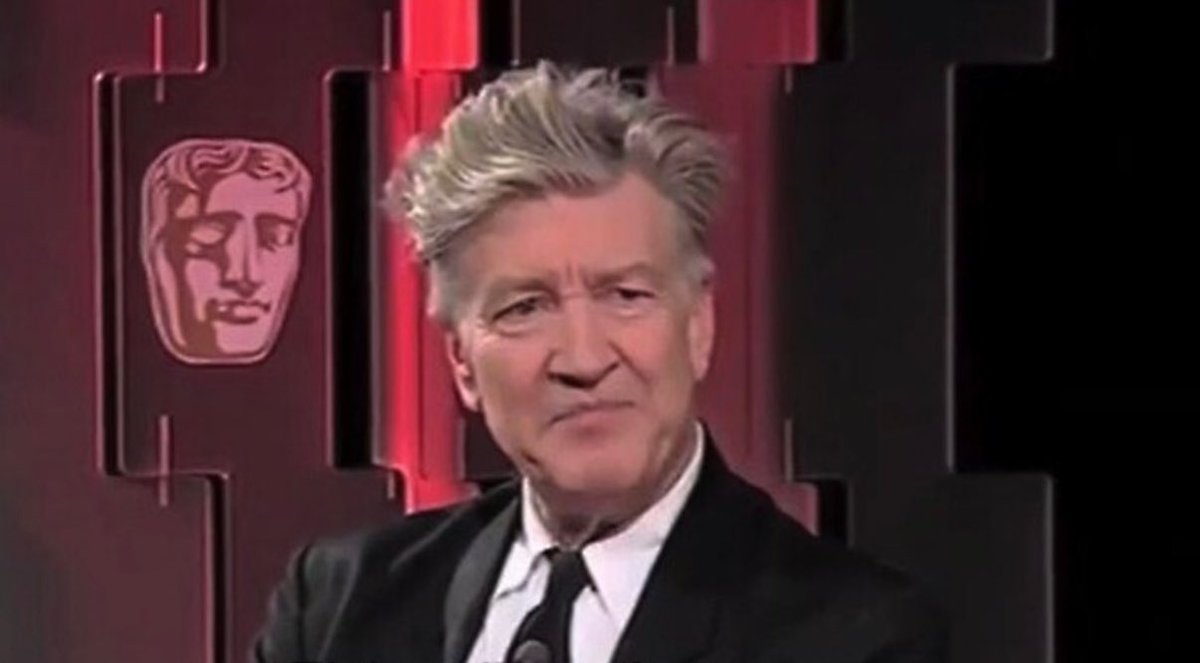 m siento a lado de mi viejo en el sillon abro tuiter y lo primero q m sale es un gif de dylan obrien rompiéndole el culo a uno