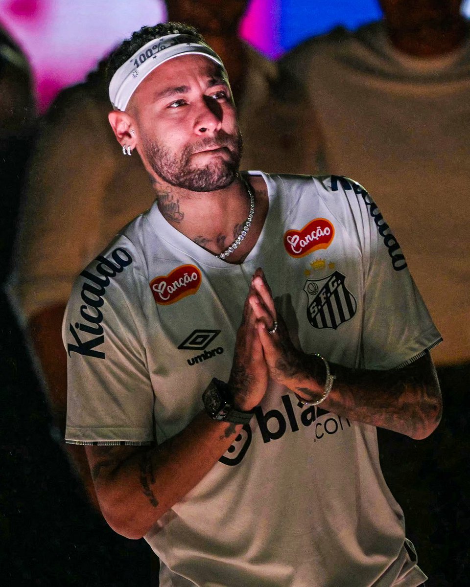 Neymar got emotional during his unveiling at his Santos return 🥺🇧🇷👑