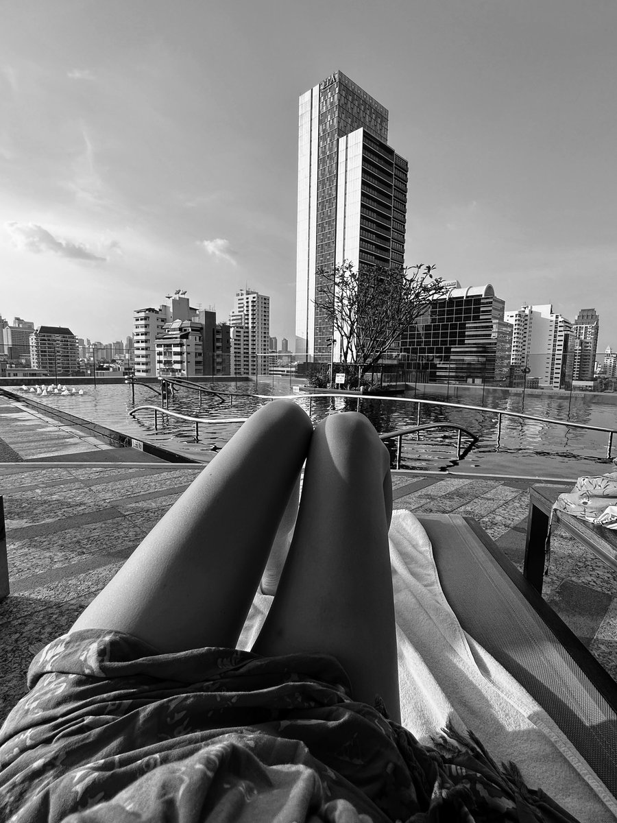 넘 오랜만에 들어와서 뭘 어떻게 해야할지 까먹었어요! 완전 새로 시작하는 부부가 된 느낌!! 

강원도 바다보러 놀러오는 부커 있으심 만나서 가볍게 술한잔 하며 놀고픕니다☺️

30중-40초 / 자기 관리 좀 하고 착하고, 성격 좋고, 유머스럽고, 다정한 초대남도 디엠줘요! (서울 출신 강릉 살면 딱)