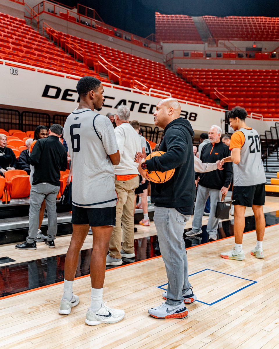 Honored to have our Alumni back in the building! 

🎟️: okla.st/MBB-SINGLE