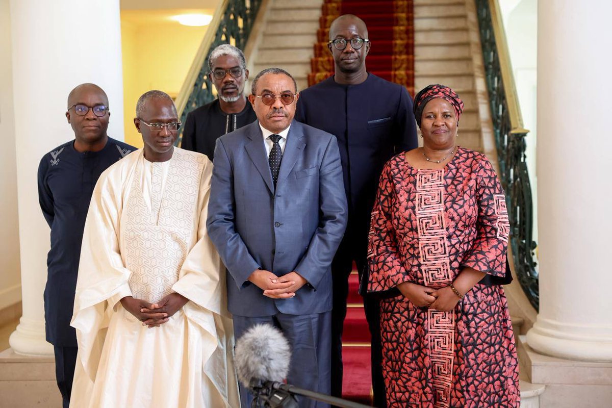 Le Chef de l’État a reçu ce jour monsieur Haile Mariam Dessalegn, Président de l’Alliance pour une Révolution Verte en Afrique (AGRA). 

Cette rencontre s’inscrit dans le cadre des préparatifs du Forum africain sur les systèmes alimentaires qui se tiendra cette année au Sénégal.