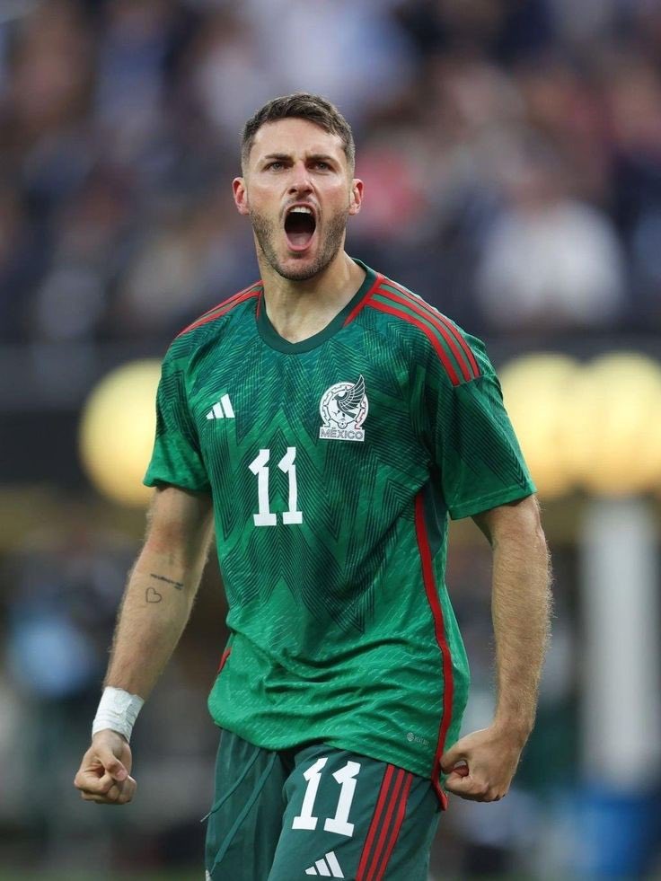 theMilanZone_'s tweet photo. 🚨🇲🇽 Santiago #Giménez sempre più vicino a diventare un nuovo giocatore del #Milan.

 ↪️ Sugli importi c'è l'accordo con il #Feyenoord. Fondamentale nella trattativa è stata la pressione dell'attaccante, che fin dall'inizio voleva fare il salto nel calcio italiano.

via @urieliugt