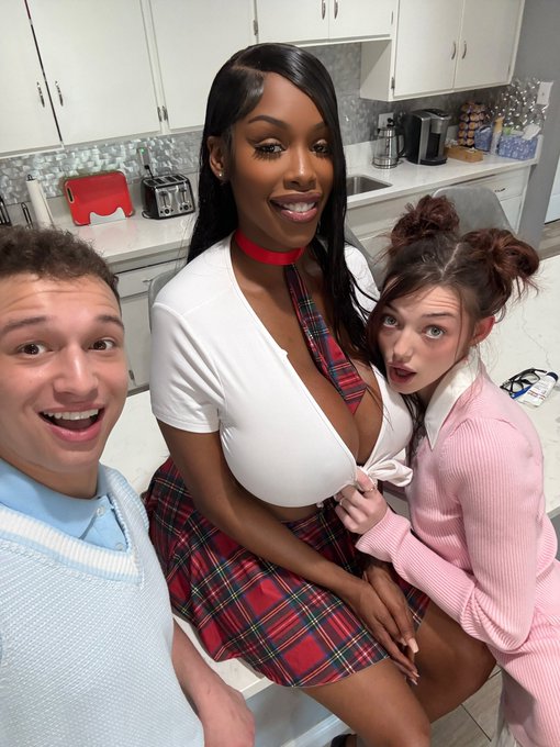 Watch Lia Lovely's leaked NSFW photo on TwXstars