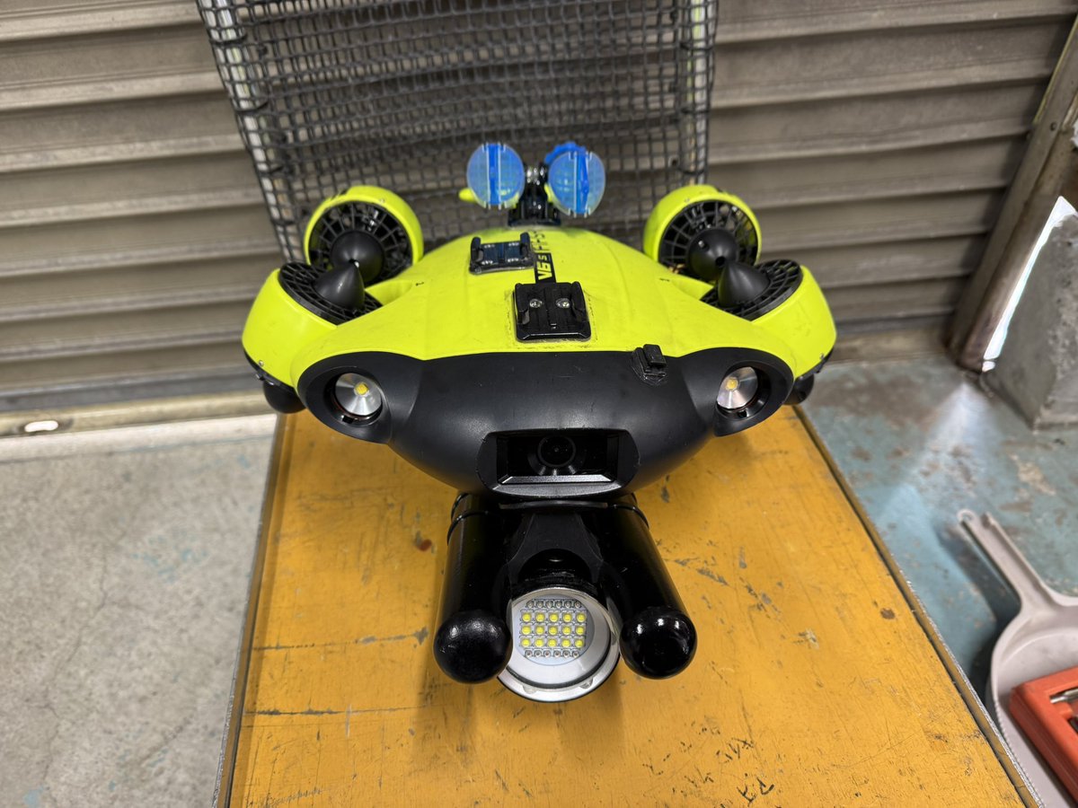 momi6636's tweet photo. 今まで試行錯誤していた10000ルーメンの補助ライト。
fifishV6Sのグラブバー用のフロートを使えば、かなり良い感じで装着出来るかも‼️

今日早速テストして来ます。
#水中ドローン #qysea #fifish #fifishV6S #補助ライト https://t.co/ev3upnMg5E