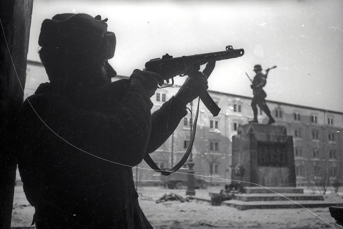 Heisenberg_PzVI's tweet photo. 1945年ハンガリー、ブタペスト
ホンヴェド歩兵第32連隊記念碑 前のソ連兵
#PPSh41
どういう経緯で作られた銅像なのかは不明 https://t.co/8l4W1HYaa9