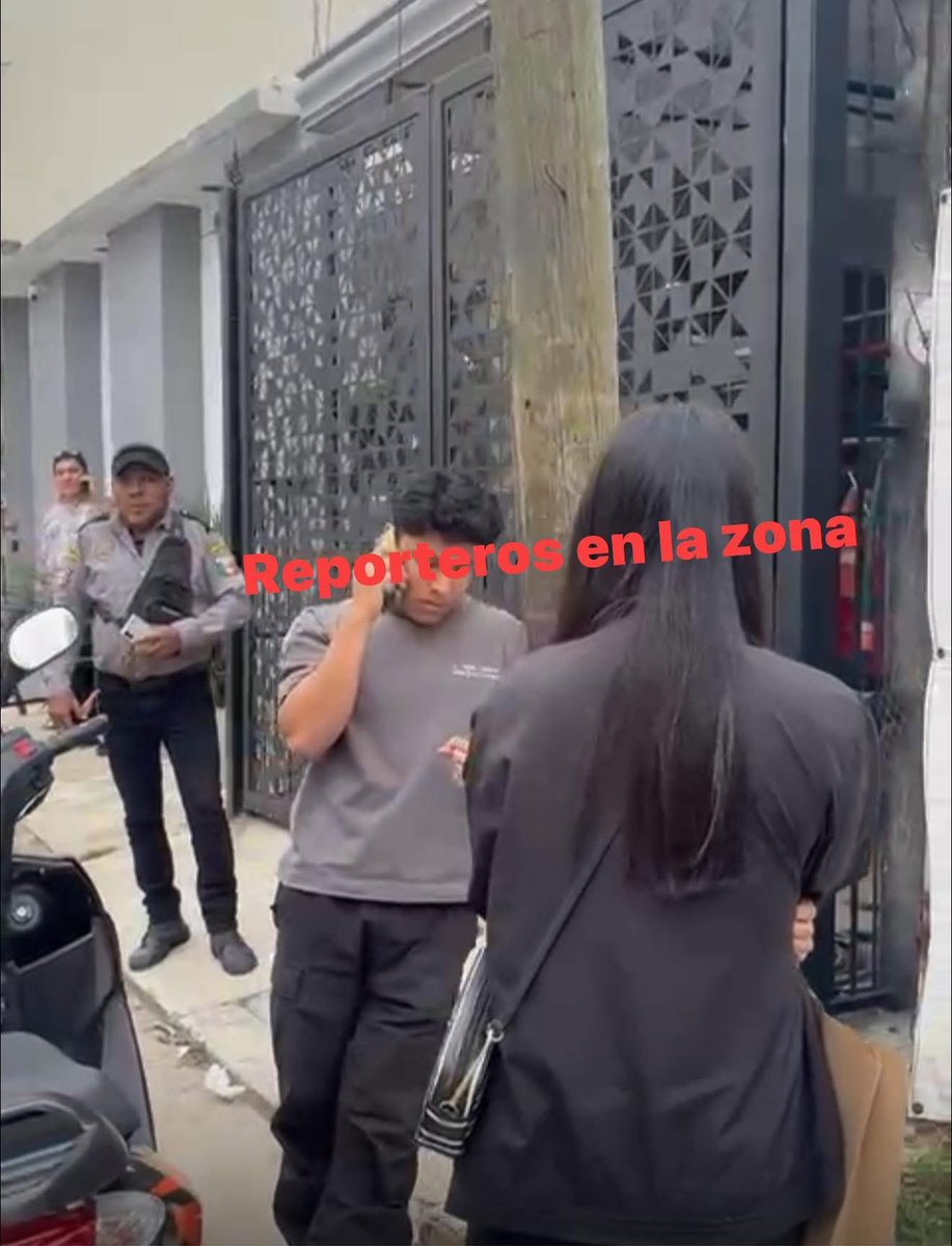 Reporteroszona's tweet photo. #AlMomento

🚨🚔Los veladores de gris acaban de atorar a la pareja que le dieron una recia a 10 carros estacionados en la Lauro Aguirre; en estos instantes vecinos del sector yles están echando montón en lo que llega la policía para que respondan por los robos que perpetraron🚔🚨 https://t.co/kOWS1fQtwm