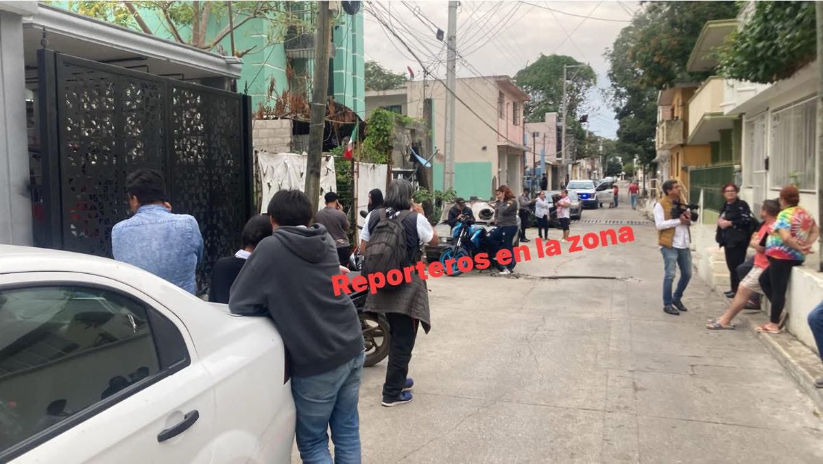 Reporteroszona's tweet photo. #AlMomento

🚨🚔Los veladores de gris acaban de atorar a la pareja que le dieron una recia a 10 carros estacionados en la Lauro Aguirre; en estos instantes vecinos del sector yles están echando montón en lo que llega la policía para que respondan por los robos que perpetraron🚔🚨 https://t.co/kOWS1fQtwm