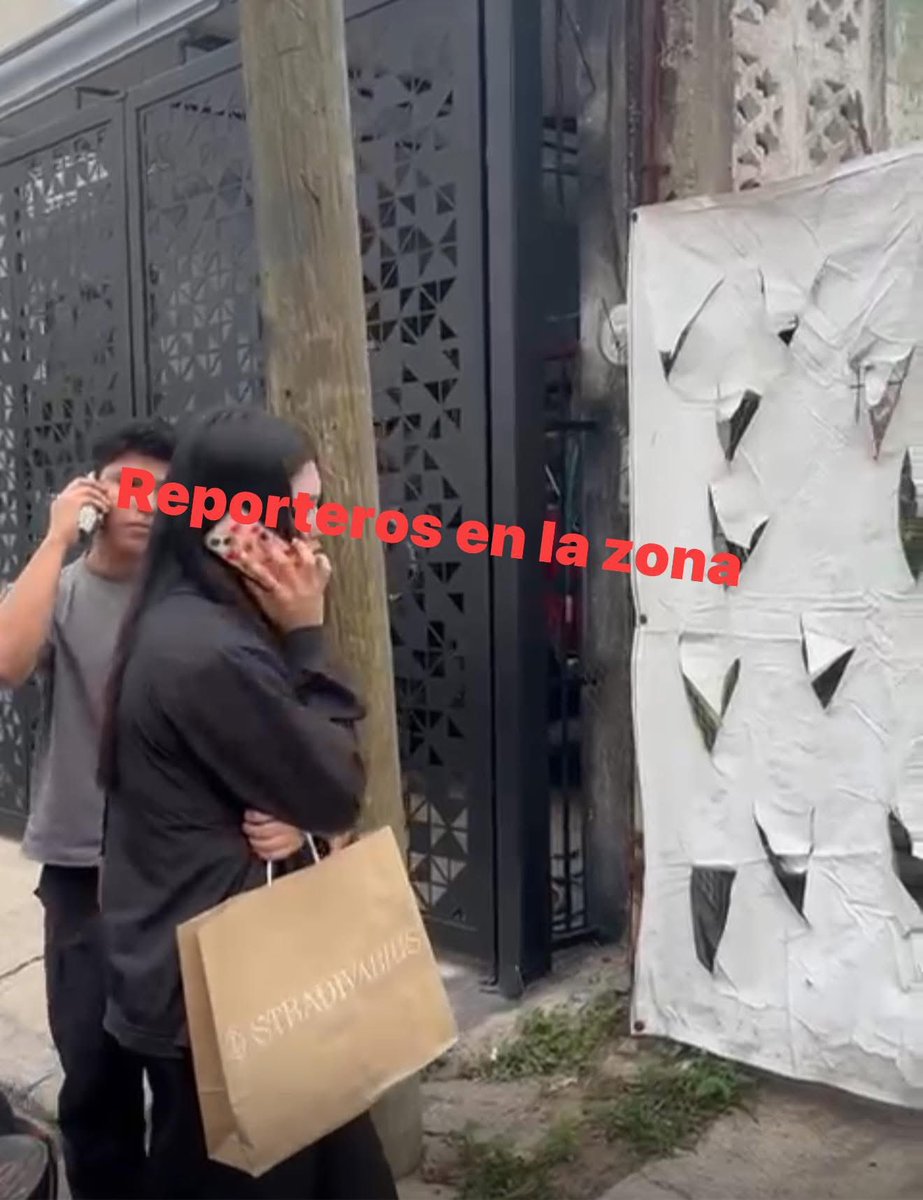 Reporteroszona's tweet photo. #AlMomento

🚨🚔Los veladores de gris acaban de atorar a la pareja que le dieron una recia a 10 carros estacionados en la Lauro Aguirre; en estos instantes vecinos del sector yles están echando montón en lo que llega la policía para que respondan por los robos que perpetraron🚔🚨 https://t.co/kOWS1fQtwm