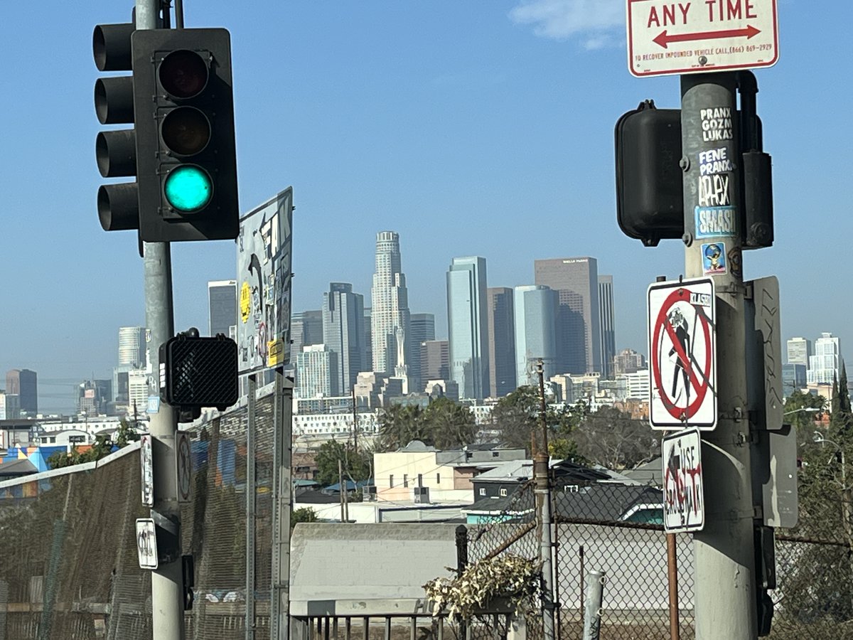 lahhouse's tweet photo. Delivering a few of the 2,400+ meals @ProjAngelFood  makes daily. #FoodisMedicine #CookingUpLove #foodislove❤️#LoveLosAngeles🌴 #LoveMyNeighbors https://t.co/bdPsqOoW5K