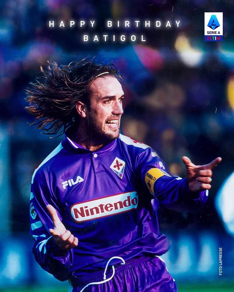 ogy_emy's tweet photo. He could score in every way ✅
#HappyBirthday #Batistuta 🎂👑🦁

Non c’era modo in cui non sapeva segnare: buon compleanno #ReLeone #Batistuta 🎂👑🦁

183 goal in Serie A ⚽️🇮🇹
Re di #Firenze 👑
Campione d'Italia con la #Roma 🟡🔴

#GabrielOmarBatistuta compie 53 anni 🎂
💎 https://t.co/m9WEQ0RvPF
