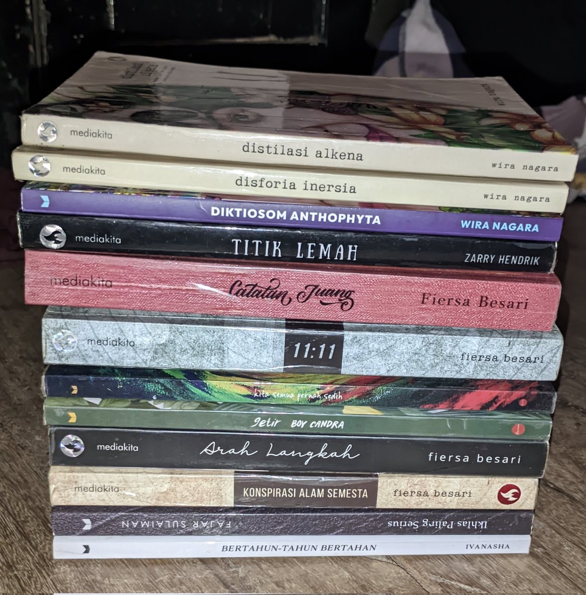 olippiyyo's tweet photo. Ternyata bukan hanya jatuh cinta pada tulisan-tulisan penulisnya. Sudah sampai ke jatuh cinta dengan penerbitnya @mediakita 
Buku-buku terbitannya tidak pernah gagal.
Terimakasih telah menerbitkan buku-buku bagussss 🥹🥹 https://t.co/Nd5rnn06QY
