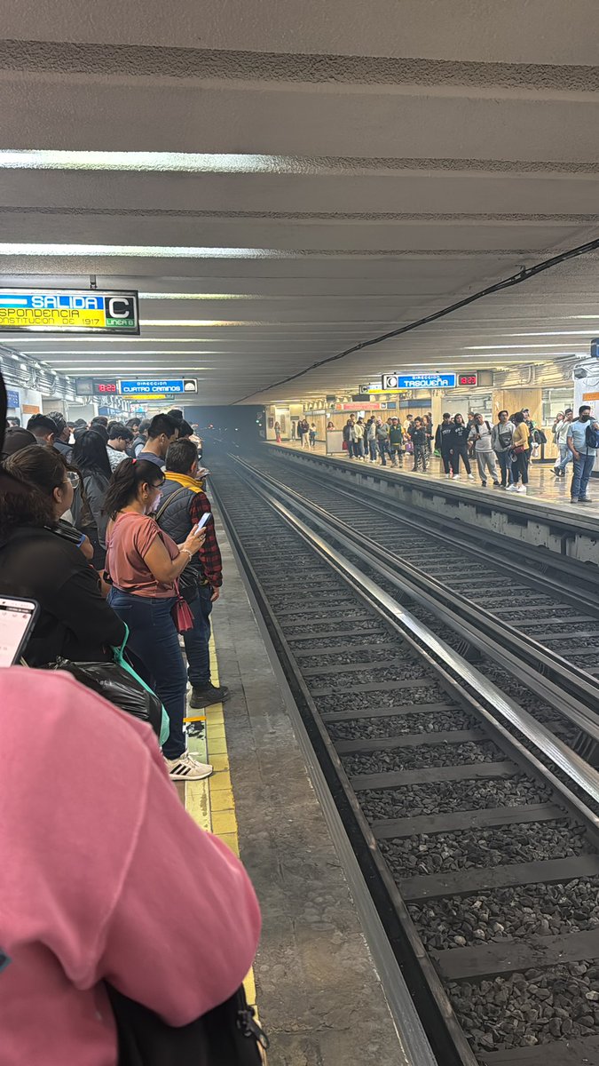 IldefonsodLG's tweet photo. @MetroCDMX humo en estación Bellas Artes y retraso en los vagones https://t.co/4yxZlFKXWx