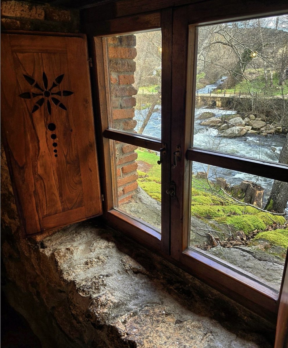 monteromonti's tweet image. Día 3. Cruzamos el #río, llegamos al #molino, nos sentamos junto a la ventana y pedimos un limón serrano, la #ensalada de subsistencia de los #pastores convertida en manjar a contracorriente (quién se atreve a mezclar naranja y limón con huevo, pescado en escabeche y chorizo?)