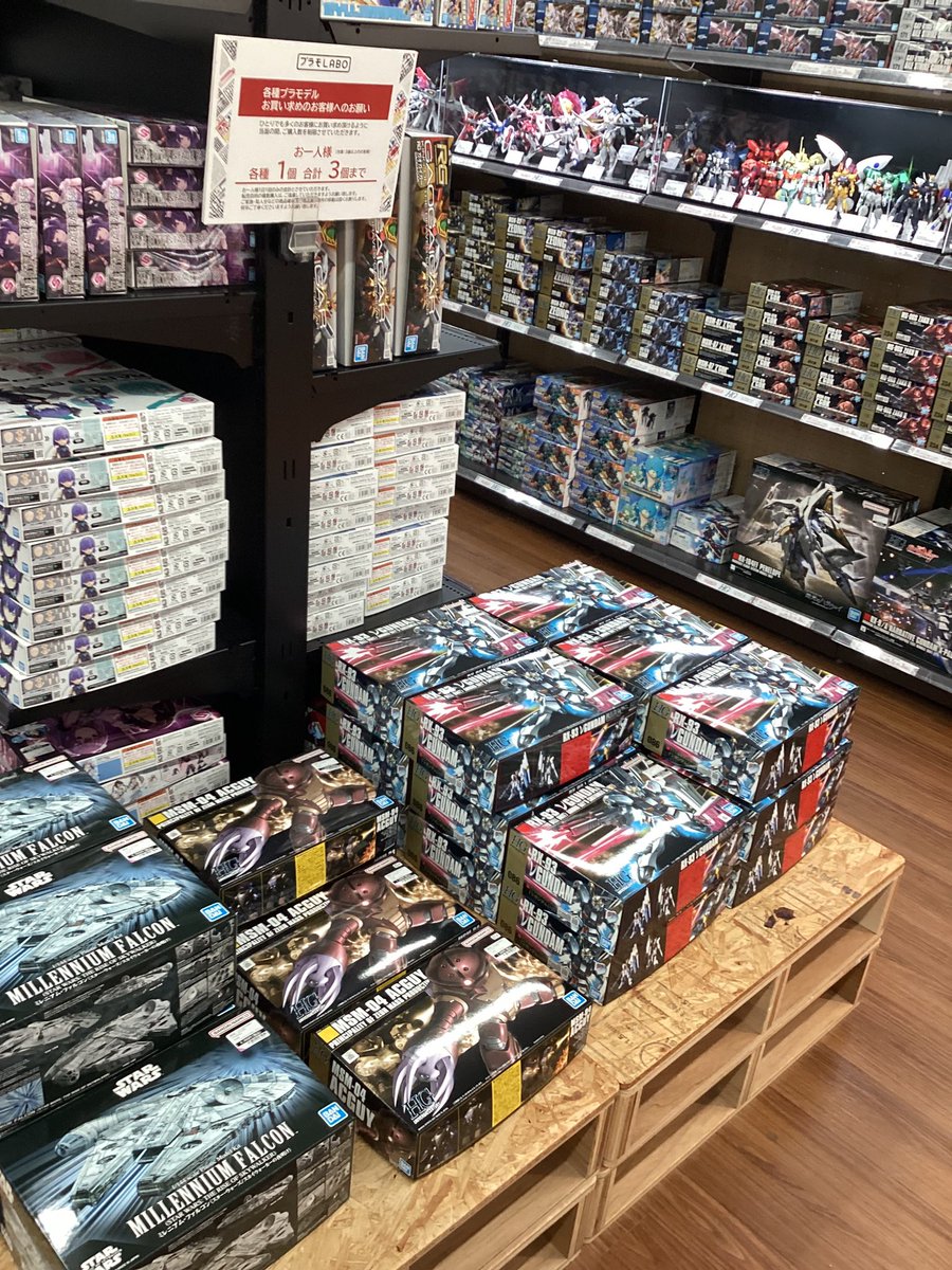 プラモLABO からのお知らせ 本日オープン時のガンプラ売り場です ご