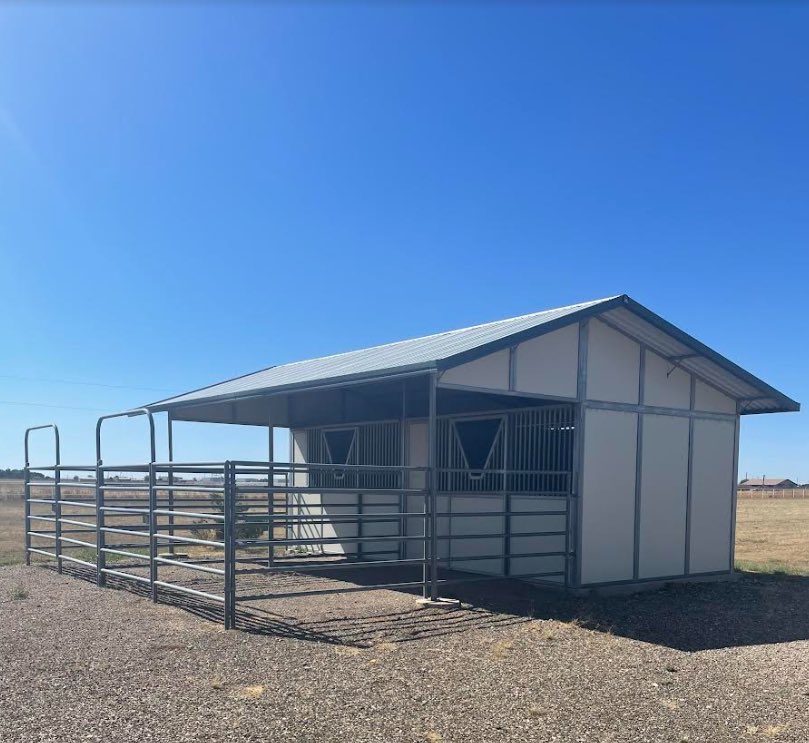 Tricountybarns's tweet photo. The Shedrow/Inline design is an affordable and customizable barn solution! Available in "In-line" or space-saving "Back-to-Back" configurations, it offers overhangs from 2' to 12' for shade and protection. 🏠 https://t.co/kedX3WUAkU