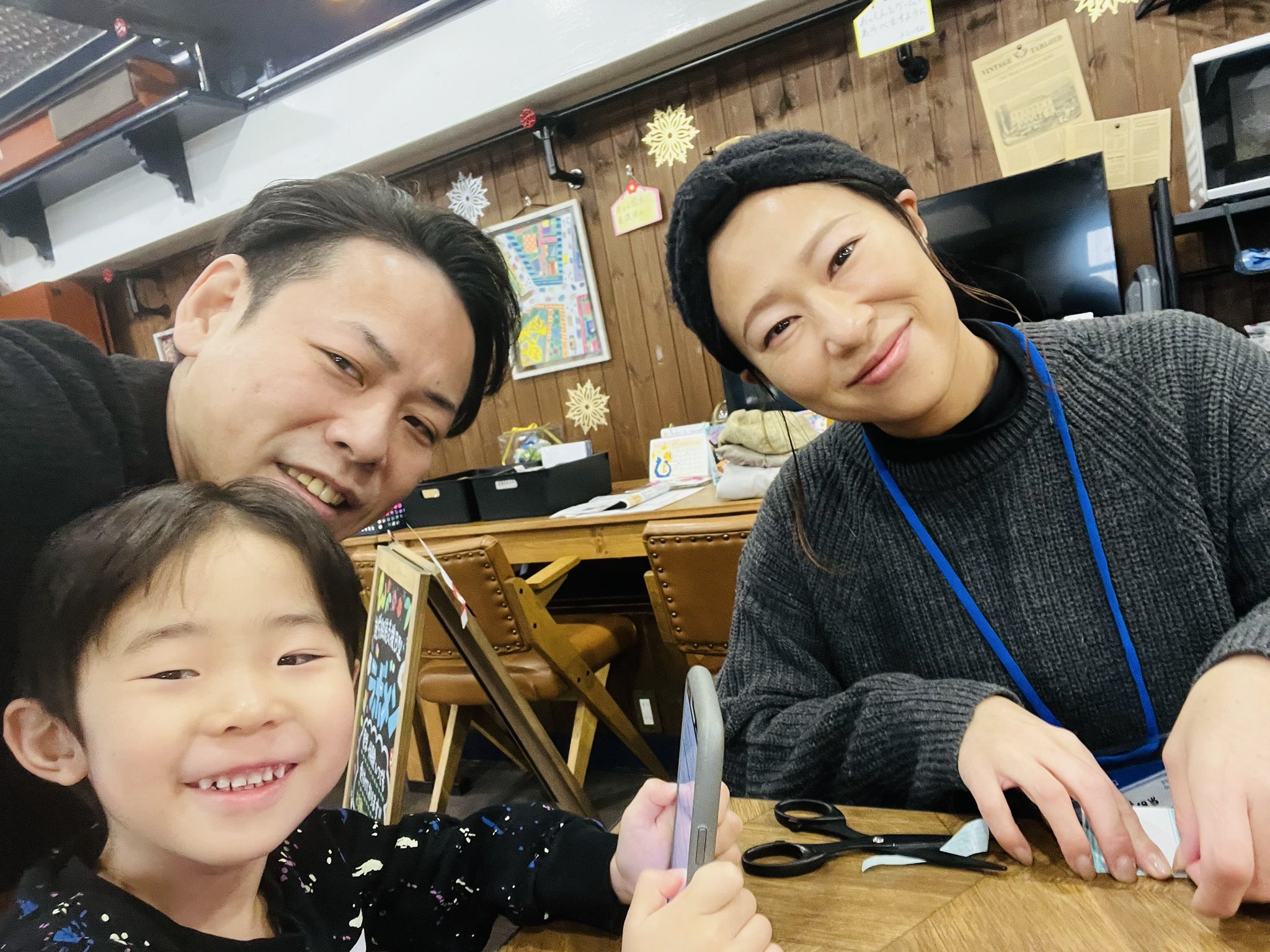 ワークショップの現場で笑顔の参加者とスタッフ