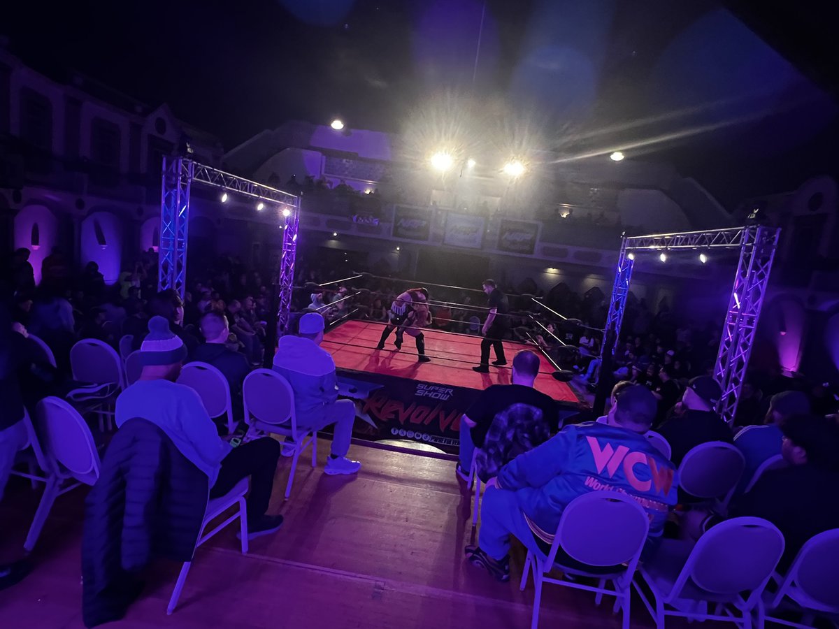TheSamiCallihan's tweet photo. Beyond SOLD OUT crowd tonight in Indianapolis!

Tune in on @FiteTV NOW: https://t.co/ds95tHkyHn

@PWRevolver 
#RevolverSQUARE https://t.co/cKfhM4LPAz