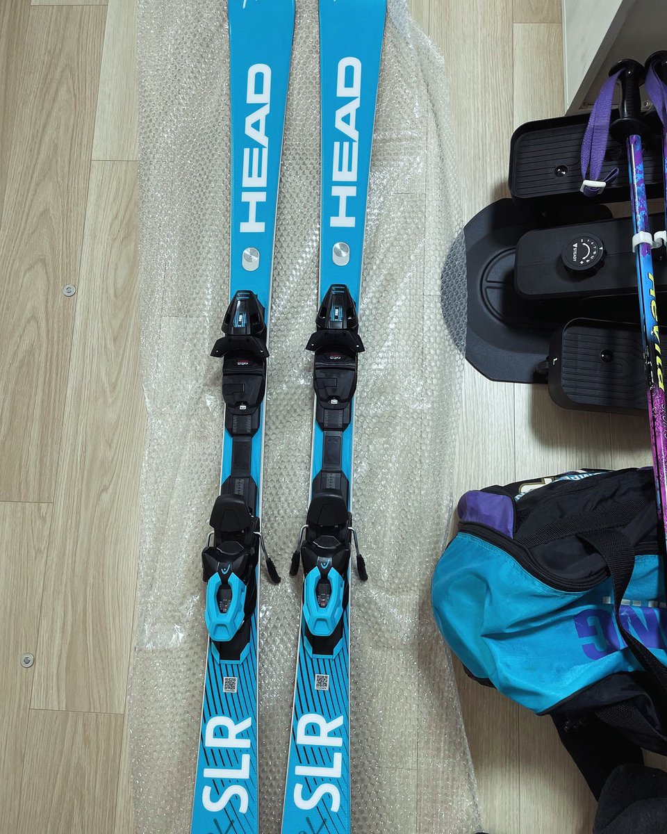 taqmin's tweet photo. スキー板を新調⛷️HEADのWorldCup Rebels E.SLR SPEEDBLUE🔵 フロンターレカラーに近いSPEEDBLUEの色が何よりイイ☺️ #taqmin #スキー #HEAD #SPEEDBLUE https://t.co/RCxqKHyRDE