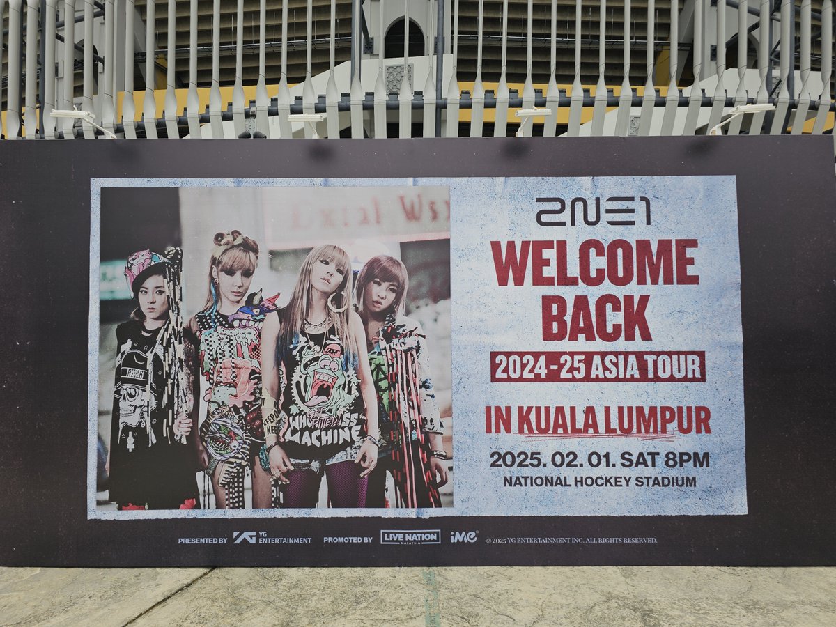 luvlylara's tweet photo. I'm here! Those with car, go straight to Parking Gate C. Gate A close for public, Gate B for food festival only. Parking rate RM 10 per entry. Can use card to pay.
#2NE1 #투애니원 #WELCOMEBACK #2NE1inMY #WelcomeBackinKL #WelcomebackinMY #2NE1inKL #2NE1_WELCOMEBACK https://t.co/PiQ5mLw0q5
