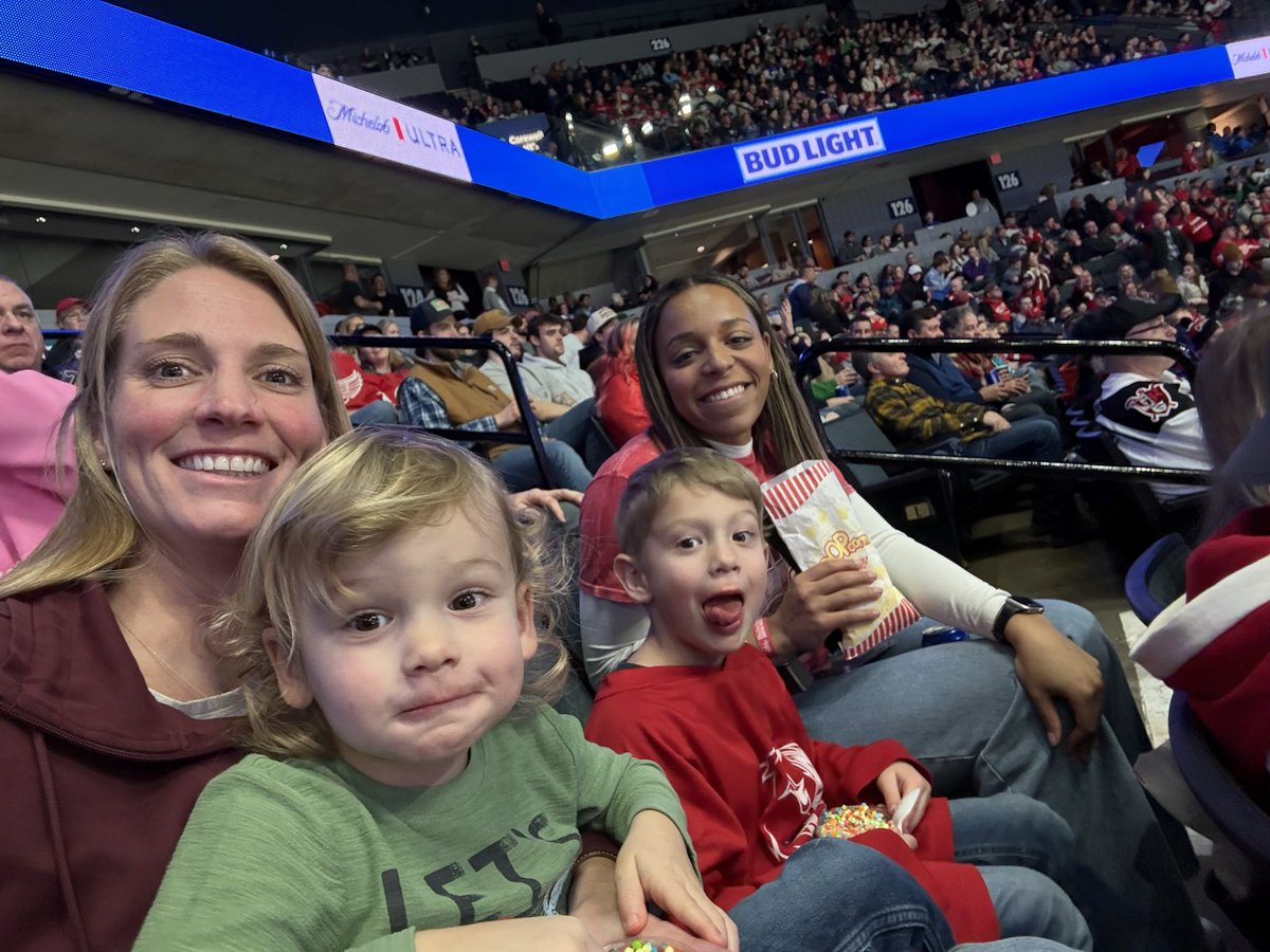 katytig's tweet photo. Friends let kids eat dippin dots at the @griffinshockey games #GoGRG https://t.co/oAwef8E2GG