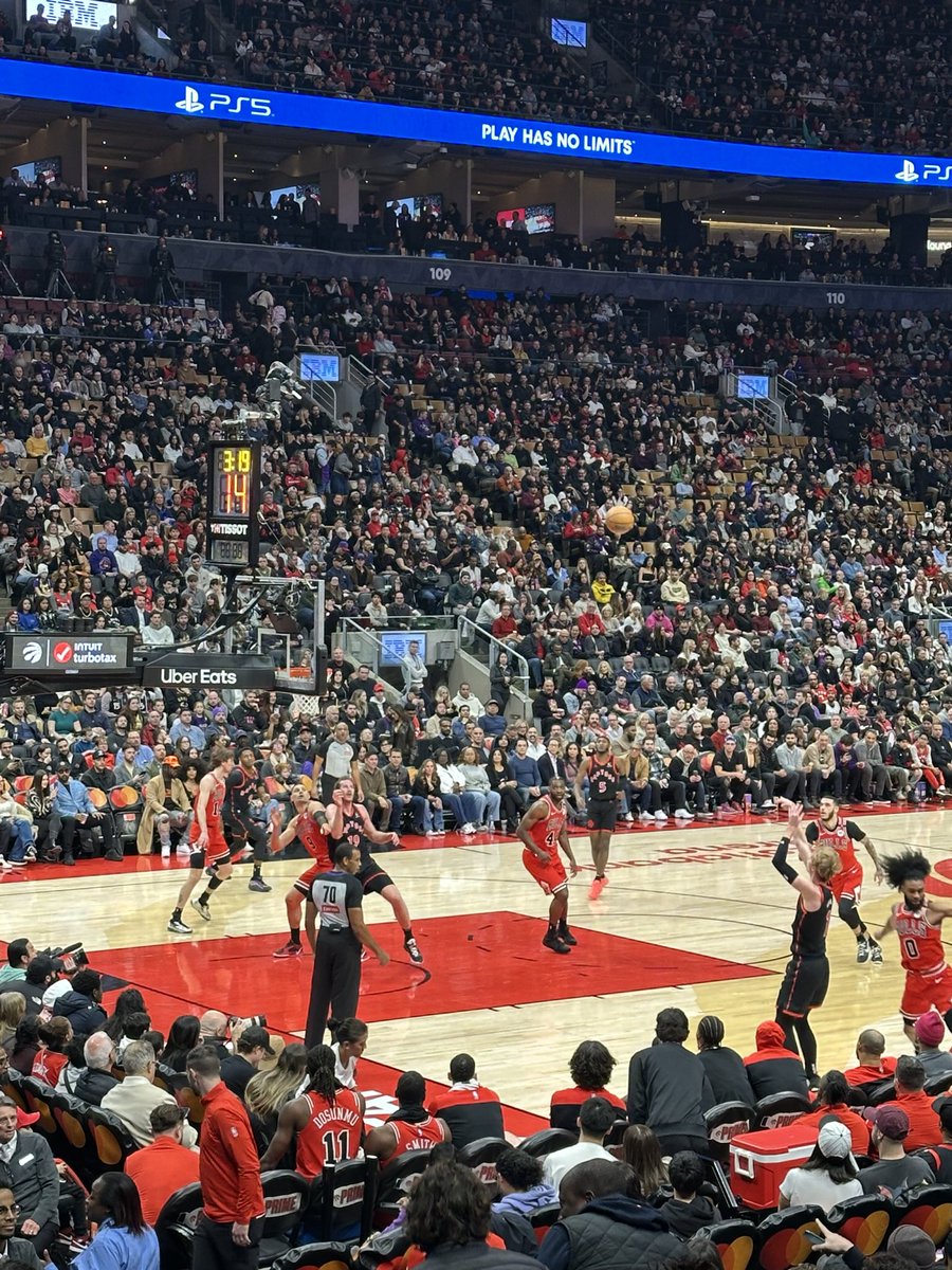 KennethJull's tweet image. Close game between Raptors and Chicago Bulls