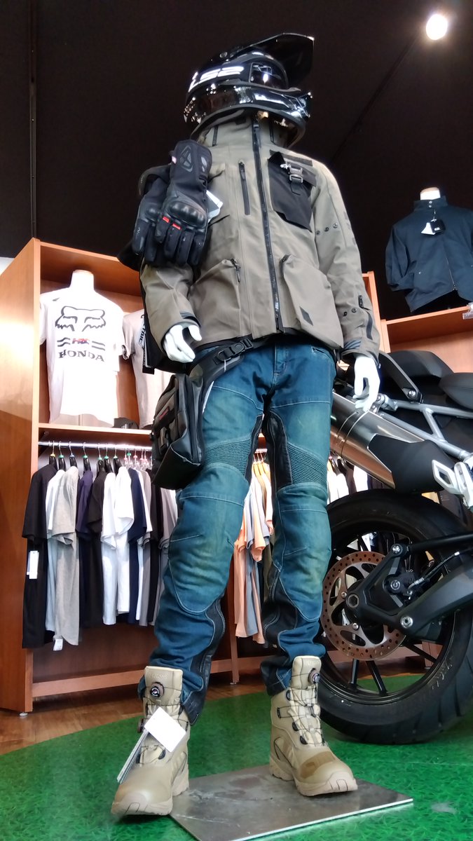 rico_morioka's tweet photo. おはようございます!道産子トサカです!
本日は私がセレクトした
#トータルコーディネートチャレンジ です✌️
~テーマ~
勢いで #トライアンフタイガー 1200GT PROを買ってしまった50代のお父さん。でも、何を着ればカッコイイのか、まだよく分からない・・・
娘に「お父さん、意外とカッコイイっしょ!」と言わせたいので、一式そろえて欲しい・・・
はい!お任せ下さい😉
私のチョイスはこんな感じです!
■ヘルメット
#ゴッドブリンク マッドジャンパー2カーボン
折角バイクが通好みなので、ヘルメットもひとひねり。アライ、SHOEIをあえて外した「通っぽい選択」のゴッドブリンク。
無骨なタイガーに合わせたカクカクのデザインがクールです。
■ゴーグル
#LS2
こちらも定番ではない外し技。大きなベルトロゴがばっちり主張してくれます。
■ウェア
#IXON M-NIGHT WP A 8010
アウトドア&ミリタリー風モデルながら、街中での着用でも浮かないカジュアル感。濃い目のアースカラーもトレンドを抑えた色合いで「全身真っ黒ライダー」からワンランク上のお洒落ライダーへ!
■パンツ
#DEGNER DP-27V
「これ履いておけば、どんなバイクでも大丈夫!」のド定番モデル。エンジン廃熱対策として内股にレザーを採用しているので火傷対策にも◎
ついでに足も細く見えます!
今回はブラックではなく、こなれ感のインディゴでいきましょう。
■ブーツ
#FLAGSHIP タクティカルライディングブーツ
サバゲーからヒントを得た形状で、ロングブーツなのに動きやすいモデル。ふかふかインソールで疲れにくく、高い防水性&透湿性が特徴。クルクルダイヤルが上下2個ついているので、靴下の厚さや季節に合わせて、好みのフィット感で。
サンド系のアースカラーがトレンドです。コレ、私も愛用しています。
・・・と、こんな感じでどうでしょう?
カッコイイですよね!ね!(威圧)
当店ではスタッフを「ひとりじめ」できる #コンシェルジュサービス を実施しております!
お気軽にご連絡、ご予約下さいませ~😊
#ライコランド盛岡店
#ライコ盛岡