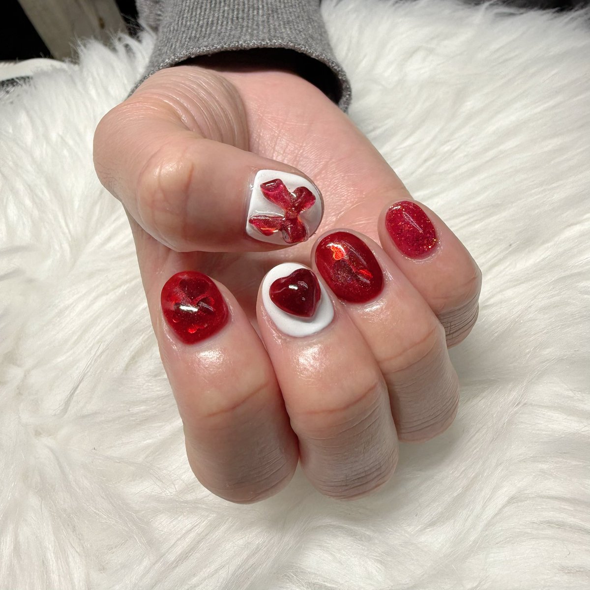 yui12271227's tweet photo. 今のネイル💅✨

ハート×リボン
バレンタインネイル♥️

めっちゃ可愛くてお気に入り🫶

#バレンタインネイル
#ネイル #ジェルネイル
#ハートネイル #リボンネイル #valentinenails #nails #gelnails https://t.co/07ZduLlLsp