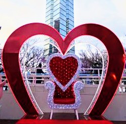 jo_onedr's tweet photo. バレンタインのフォトスポットの椅子がどう見てもコラソン専用椅子 https://t.co/Gp4TkcGaBr