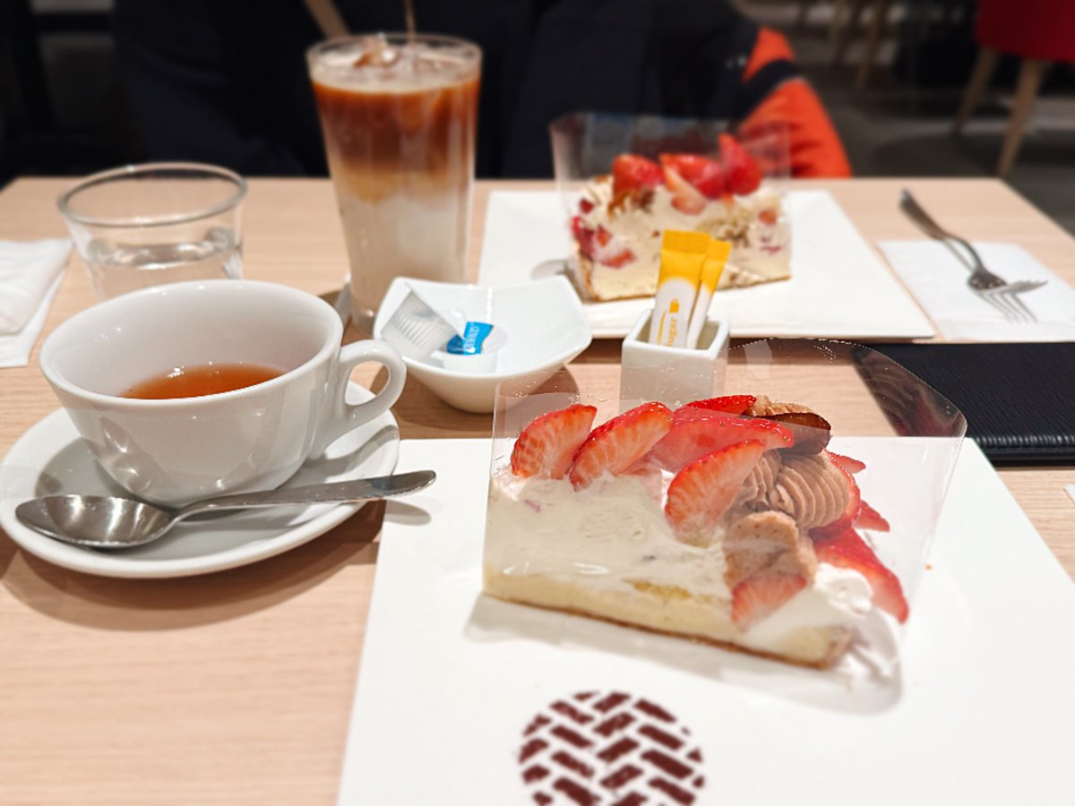 これはランチの御膳を頼んだら旅館の晩御飯みたいなのが出てきてめっちゃ美味しかった時の写真と🥷🥚の映画の見て頭を抱えながら食べたケーキ