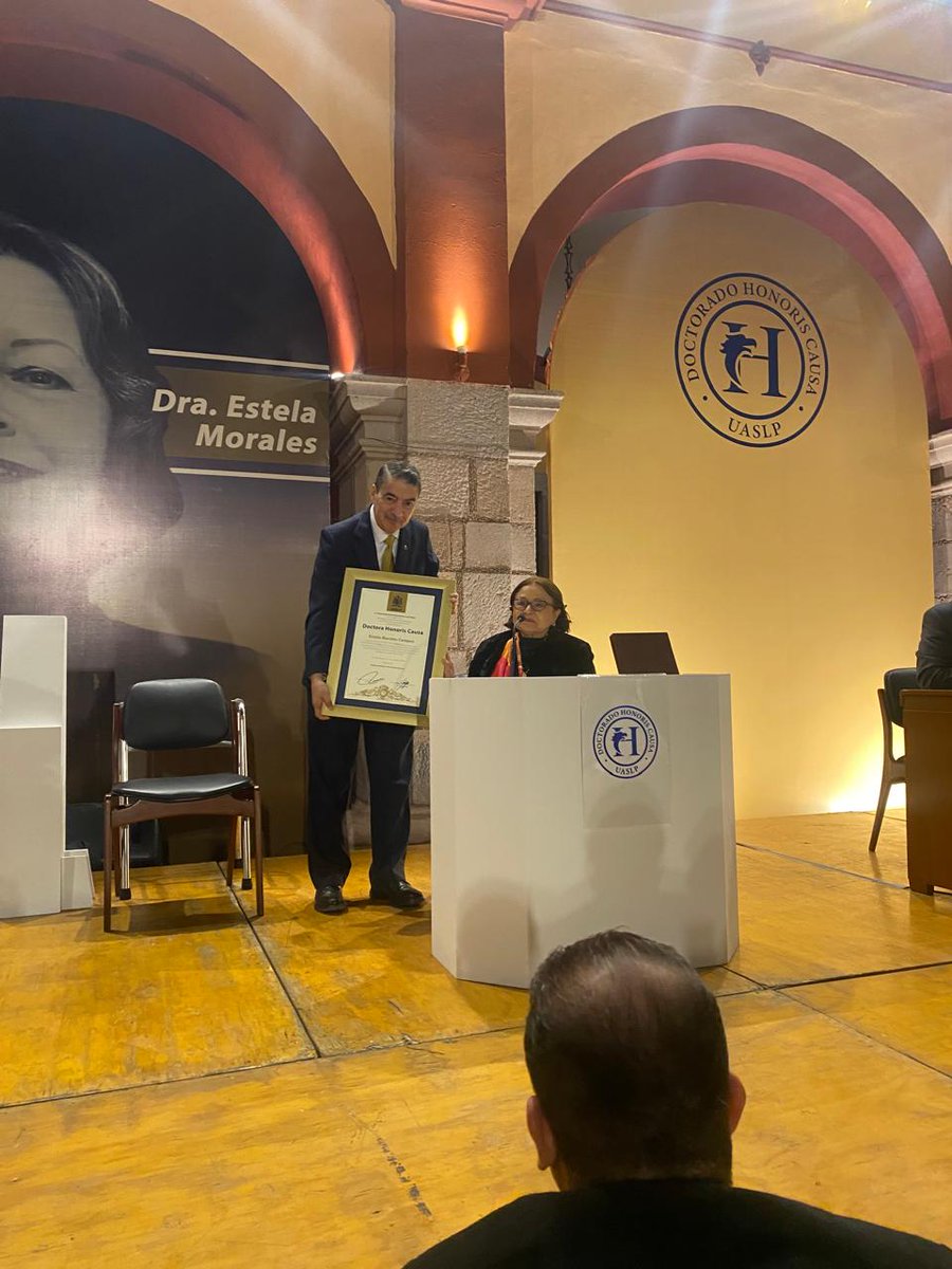 IIBI_UNAM_MX's tweet photo. ✨📚 #AhoraMismo | La Dra. Estela Morales, destacada investigadora del #IIBI, recibe el Doctorado Honoris Causa de @laUASLP en reconocimiento a su invaluable aporte a la #bibliotecología. ¡Un merecido homenaje a su legado en el mundo del conocimiento! 👏🎓 @UNAM_MX https://t.co/L49Cz5XGK3