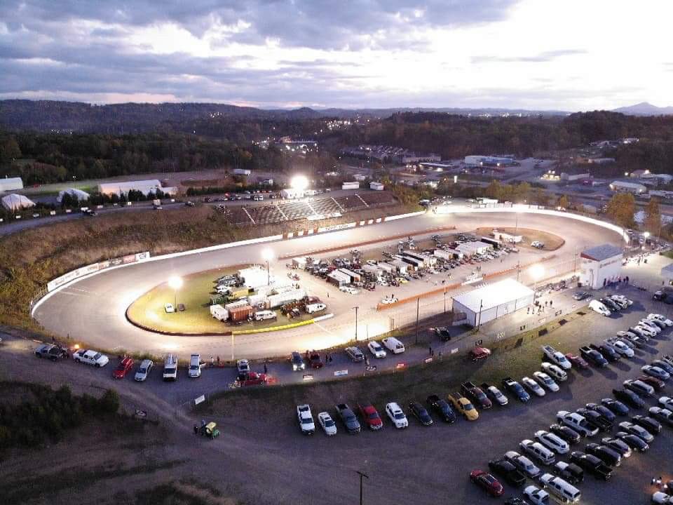 KpSpeedway's tweet image. We are excited to announce that Kingsport Speedway is now officially #NASCAR Sanctioned for the 2025 Advance Auto Parts Weekly Series. 

Avoid the rush at the track and head over to license.nascar.com to renew your license or apply for a new license for the 2025 season. 📝