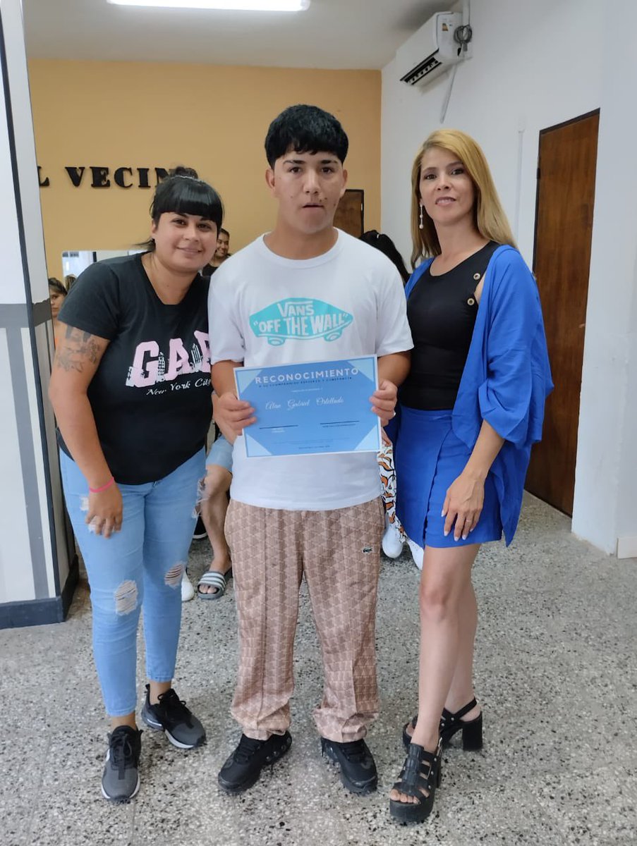 Hoy entregamos diplomas a los alumnos de los distintos cursos en <a href="/CasaVecino/">Casa Del Vecino</a>  “Verlos avanzar, aprender y sumar herramientas para su futuro nos llena de orgullo. Estos cursos no solo significan conocimiento, sino también oportunidades de trabajo y crecimiento” Gracias por cursar