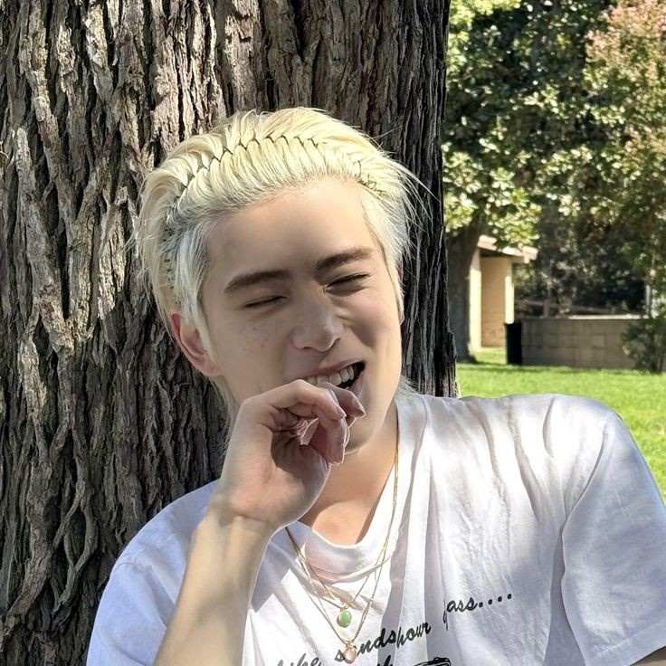 love a fake blond with dark eyebrows