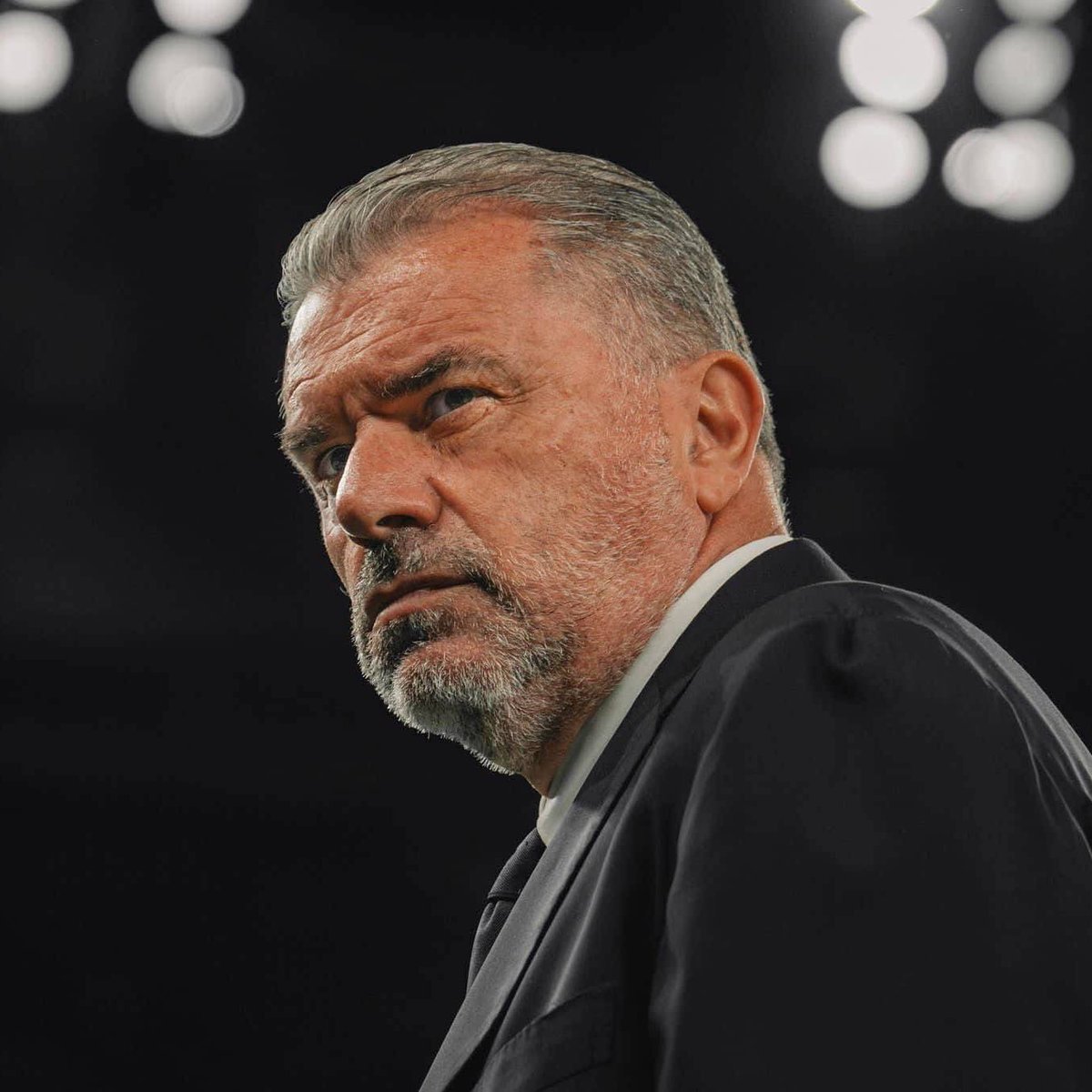 FabrizioRomano's tweet photo. 🚨⚪️ Tottenham internally feel that Radu Dragusin’s knee injury could be serious, at least one and eventually two centre back will be joining in the final days.

Negotiations ongoing for Fikayo Tomori and more options in the shortlist. https://t.co/6IWGxVfXap