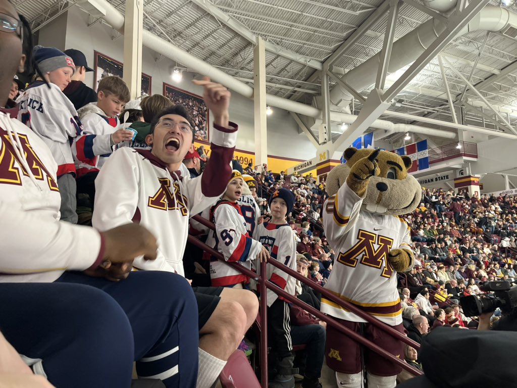 GopherEsports's tweet photo. @Bunny5001_ SPOTTED WITH THE LEGEND HIMSELF ‼️📸
#GoldyGopher https://t.co/uVDGhl4Lcb