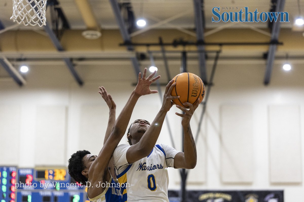 VincentDJohnson's tweet photo. Final π after OT
#CreteMonee (17-9) 5β£0β£
#BloomTownship (14-8) 4β£8β£
Defensive game that saw a 6-3 score to end the 1st qtr, and 3 players fouled out. Photo coverage for the @DailySouthtown.
Follow @SouthtownSports to see who @JeffVorva writes about and more of my pics.
@CM201U_BoysBB @greatandgritty @BloomTwpSports @CM201UAthletics