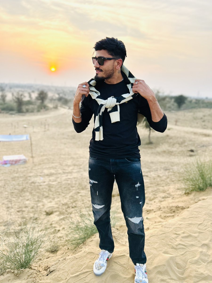 माहौल का क्या है,
जब चाहे तब बदल देंगे।🙏🏻

Good morning X❤️
