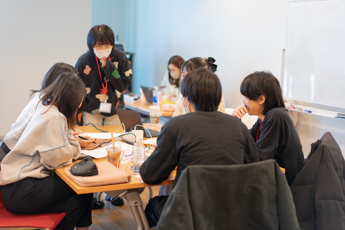 Design_Homies's tweet image. ウォーミングアップのワークをとおして参加者の皆さんの緊張もほぐれ、いよいよ作業がスタート！✨  
チーム内で早速アイディアが飛び交っています。この熱気がすごい...！  発表が今から楽しみです🔥 

#デザホミ #ハピメカ #アイデアソン