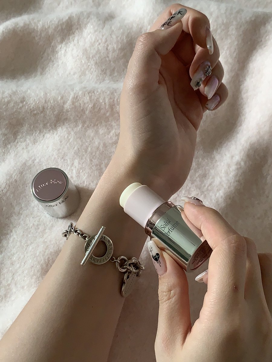 #ad
#RT이벤트 추첨을 통해 2분께 애프터 블로우 러포션 솔리드 퍼퓸(랜덤)을 보내드립니다🍒

러브 포션은 체리 + 머스크의 달달한 향이라 머스크는 좋은데 우디 싫어 달달 좋아 소녀들이 꼭 시향해보면 좋을 것 같구 패키지가 귀여워서 선물용으로도 추천해요~~!~💗