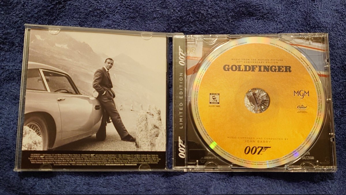 PW83MXrT6pRMU49's tweet photo. #007GOLDFINGER
#ジョン・バリー
ゴ〜ルド フィンガ〜〜♫
あまりにも有名なシャーリー・バッシーが唄うメイン・タイトルの『GOLD FINGER』
作品未見の方もフレーズぐらいは耳にしたことあるかも…
今回、60周年記念の限定盤を手に入れました💿️ジョン・バリーのオーケストラ・スコア良いですよ~ https://t.co/3OGUwusvhG